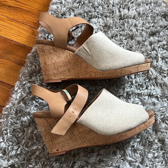 Toms || Womans 6 buckle open toe neutral wedge - Picture 2 of 4